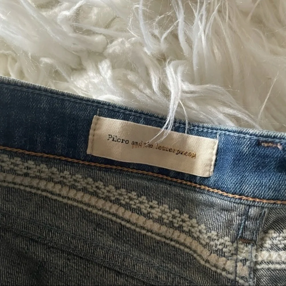 Anthro Pilcro stet embroidered denim jean short 28 - Picture 3 of 8